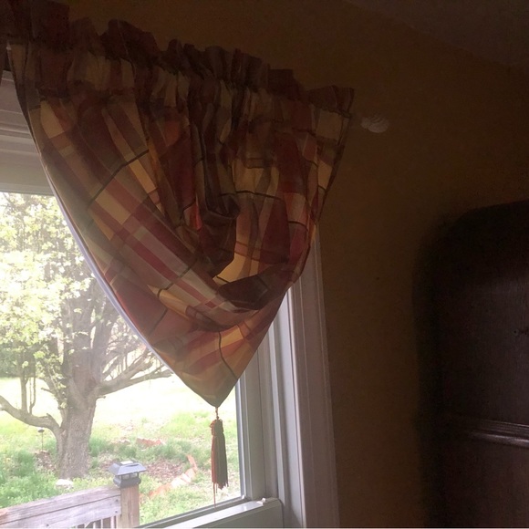 Chris madden set of 5 wales silk valance’s - Picture 2 of 6